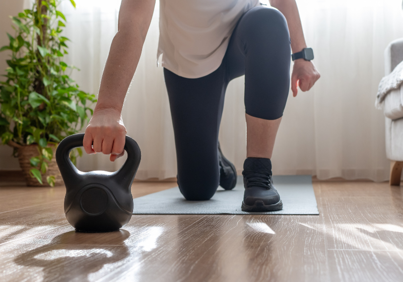 frau mit kettlebell beim kraftsport